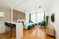 Televízia a/alebo spoločenská miestnosť v ubytovaní Apartamentos Debambú