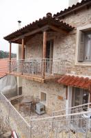 Balkón alebo terasa v ubytovaní Dandy Villas Dimitsana - a family ideal charming home in a quaint historic neighborhood - 2 fireplaces for romantic nights