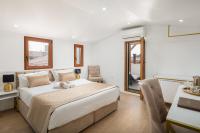 Posteľ alebo postele v izbe v ubytovaní Le Premier Luxury Rooms