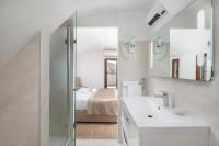 Posteľ alebo postele v izbe v ubytovaní Le Premier Luxury Rooms
