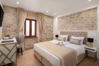 Posteľ alebo postele v izbe v ubytovaní Le Premier Luxury Rooms
