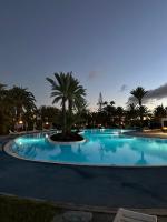 Bazén v ubytování Sun Club P65 Premium Bungalow nebo v jeho okolí