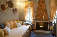 Posteľ alebo postele v izbe v ubytovaní Dandy Villas Dimitsana - a family ideal charming home in a quaint historic neighborhood - 2 fireplaces for romantic nights