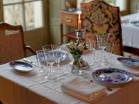 ReugnyにあるRelais & Château Louise de La Vallièreのワイングラスとキャンドルが置かれたテーブル