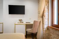 Televízia a/alebo spoločenská miestnosť v ubytovaní Le Premier Luxury Rooms