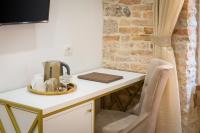 Príslušenstvo na prípravu kávy alebo čaju v ubytovaní Le Premier Luxury Rooms