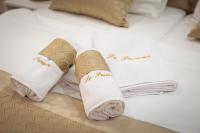 Posteľ alebo postele v izbe v ubytovaní Le Premier Luxury Rooms