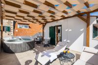 Patio alebo iná vonkajšia časť ubytovania Le Premier Luxury Rooms