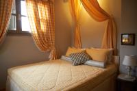 Posteľ alebo postele v izbe v ubytovaní Dandy Villas Dimitsana - a family ideal charming home in a quaint historic neighborhood - 2 fireplaces for romantic nights