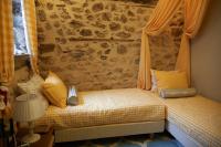 Posteľ alebo postele v izbe v ubytovaní Dandy Villas Dimitsana - a family ideal charming home in a quaint historic neighborhood - 2 fireplaces for romantic nights