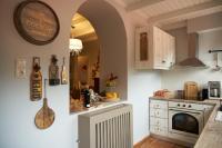 Kuchyňa alebo kuchynka v ubytovaní Dandy Villas Dimitsana - a family ideal charming home in a quaint historic neighborhood - 2 fireplaces for romantic nights