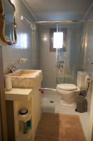 Kúpeľňa v ubytovaní Dandy Villas Dimitsana - a family ideal charming home in a quaint historic neighborhood - 2 fireplaces for romantic nights