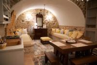 Posedenie v ubytovaní Dandy Villas Dimitsana - a family ideal charming home in a quaint historic neighborhood - 2 fireplaces for romantic nights
