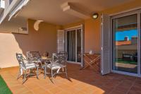 Balkón alebo terasa v ubytovaní Modern apartment with large terrasse, bbq, fast wifi, 2 pools