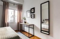 Posteľ alebo postele v izbe v ubytovaní Groovy 2BR Apartment in Koukaki by UPSTREET