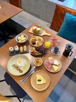 ポルト・アレグレにあるSwan Generation Porto Alegreの食べ物の皿が置かれたテーブル