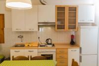 Kuchnia lub aneks kuchenny w obiekcie Apartment in Malinska - Insel Krk 43310