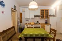 Kuchnia lub aneks kuchenny w obiekcie Apartment in Malinska - Insel Krk 43310
