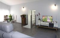 Telewizja i/lub zestaw kina domowego w obiekcie Awesome Home In St Etienne De Boulogne