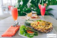 チャウエンにあるコンボ ビーチ ホテル サムイの白いテーブル