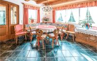 comedor con mesa y sillas en Awesome Apartment In Grbming With Sauna, en Gröbming