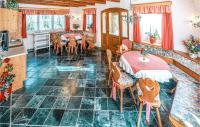 cocina y comedor con mesas y sillas en Awesome Apartment In Grbming With Sauna, en Gröbming