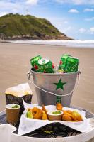 een tafel met een emmer eten op het strand bij Pousada Treze Luas in Ilha do Mel