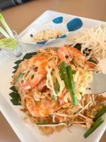 un plato de comida con camarones y fideos en una mesa en Ta-Lay Time KohMak, en Ko Mak