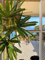 Una planta en un porche con vista al mar. en Ta-Lay Time KohMak, en Ko Mak