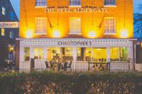 Un restaurante con mesas y sillas frente a un edificio. en The Peel Aldergate, en Tamworth