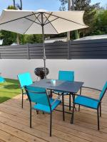 Patio lub wspólna przestrzeń na świeżym powietrzu w obiekcie Les pins
