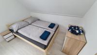 Łóżko lub łóżka w pokoju w obiekcie Domek pod Wiśnią