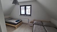 Łóżko lub łóżka w pokoju w obiekcie Domek pod Wiśnią