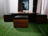 una oficina con un escritorio con una alfombra verde en Lake Haven Resort, Sari, Chopta, en Sari