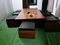 mesa de madera con banco, mesa y sillas en Lake Haven Resort, Sari, Chopta, en Sari