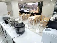 ポハンにあるRenaissance Hotel Pohangのテーブルと椅子、カウンター(機械付)