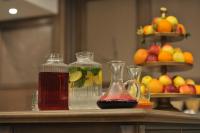 Una mesa con dos vasos y una jarra de líquido. en Crona SPA Karpaty, en Skhidnytsya