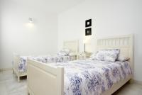 A bed or beds in a room at Harbour Lights