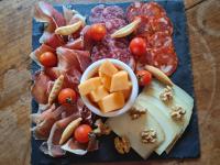 ein Teller mit Käse und anderen Vorspeisen in der Unterkunft Domaine Castetbieilh in Tercis-les-Bains