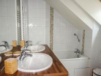 Kúpeľňa v ubytovaní Apartment Le Domaine de Crespin by Interhome