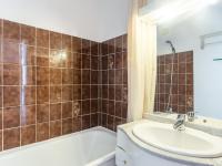Kúpeľňa v ubytovaní Studio L'Alicastre-4 by Interhome