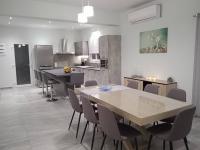 Kuchyň nebo kuchyňský kout v ubytování Spiridoula Luxury Villa