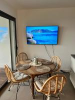 Telewizja i/lub zestaw kina domowego w obiekcie MAGNIFIQUE APPARTEMENT - Porto Vecchio