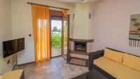 Telewizja i/lub zestaw kina domowego w obiekcie Ξενώνας Μενελαΐς - Menelais Apartments