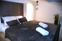 Postel nebo postele na pokoji v ubytování M-Keys Apartments Kraków Old Town Kazimierz