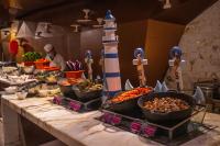 Un buffet con tazones de comida en una mesa. en Crowne Plaza Hong Kong Kowloon East by IHG, en Hong Kong