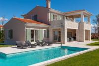 eine Villa mit einem Swimmingpool vor einem Haus in der Unterkunft Villa Grace by ILC (Istria Luxury Collection) in Brtonigla