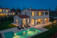 ein Haus mit einem Swimmingpool im Hof in der Unterkunft Villa Grace by ILC (Istria Luxury Collection) in Brtonigla