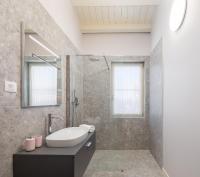 ein Badezimmer mit Waschbecken und Spiegel in der Unterkunft Villa Grace by ILC (Istria Luxury Collection) in Brtonigla