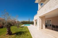 einen Hinterhof eines Hauses mit Pool in der Unterkunft Villa Grace by ILC (Istria Luxury Collection) in Brtonigla